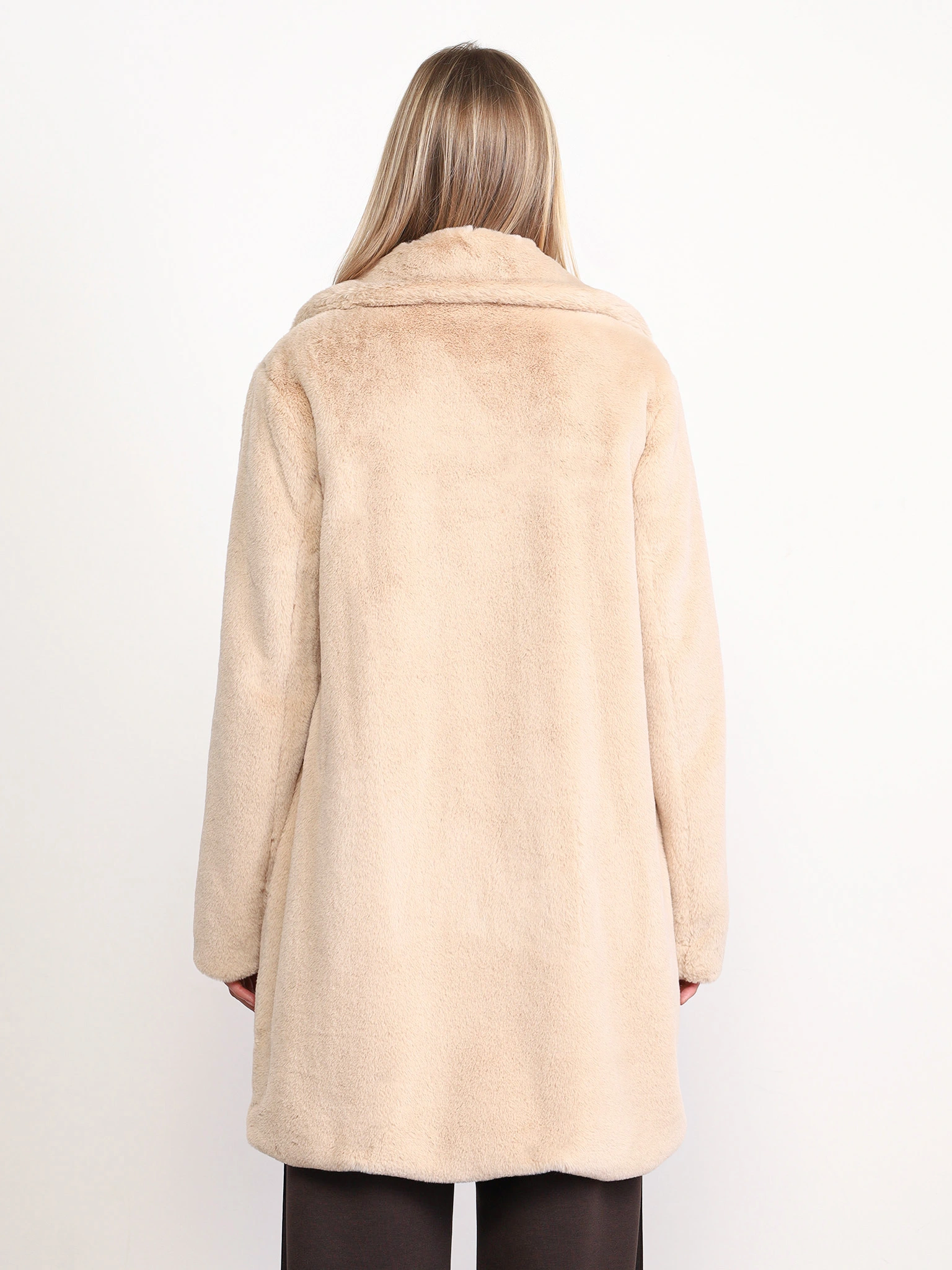 Полупальто бежевого цвета с отложным воротником